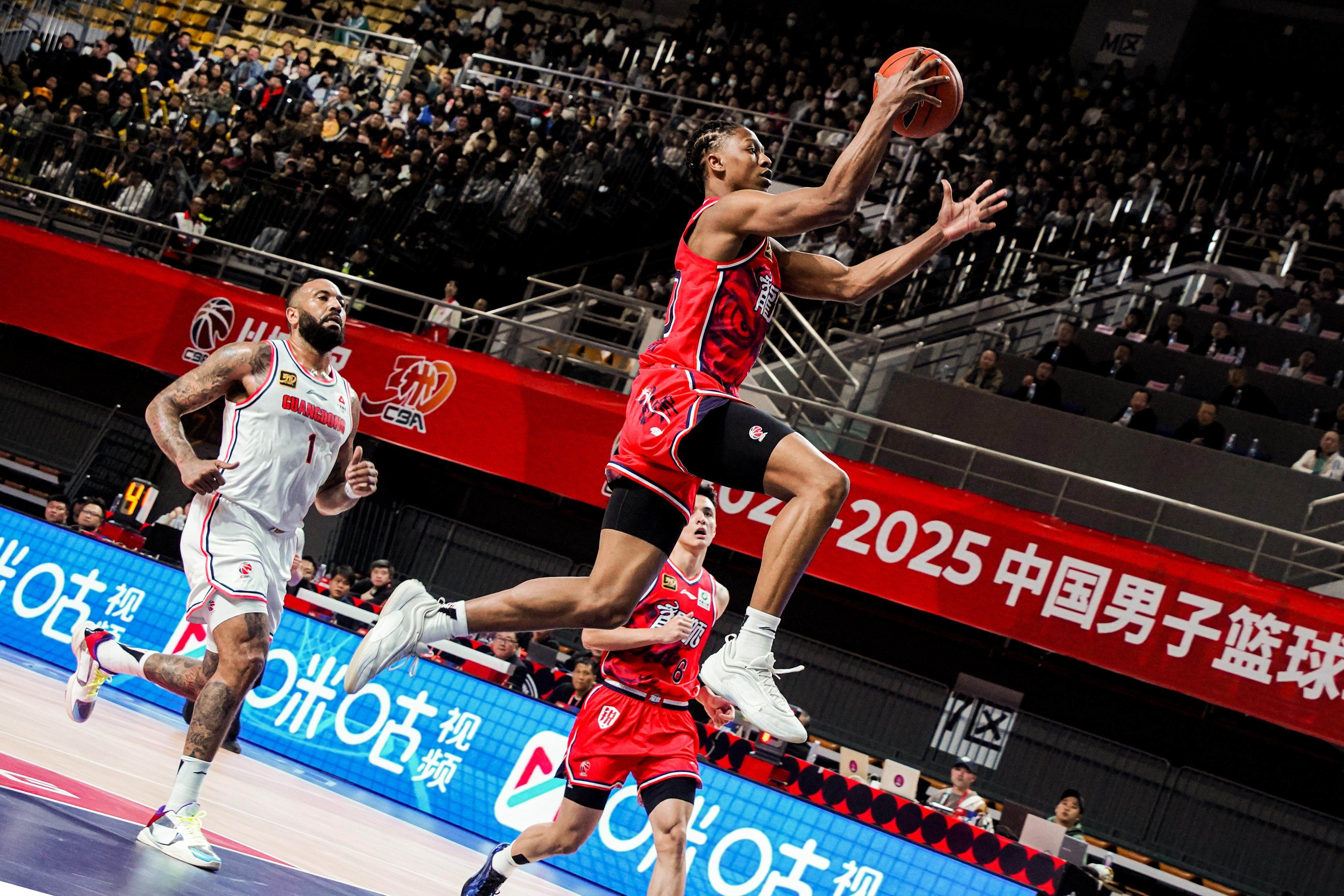 九游体育-广州队训练开放日,今晨造点机会引欢呼,意甲在即,身体对抗强度拉满的简单介绍