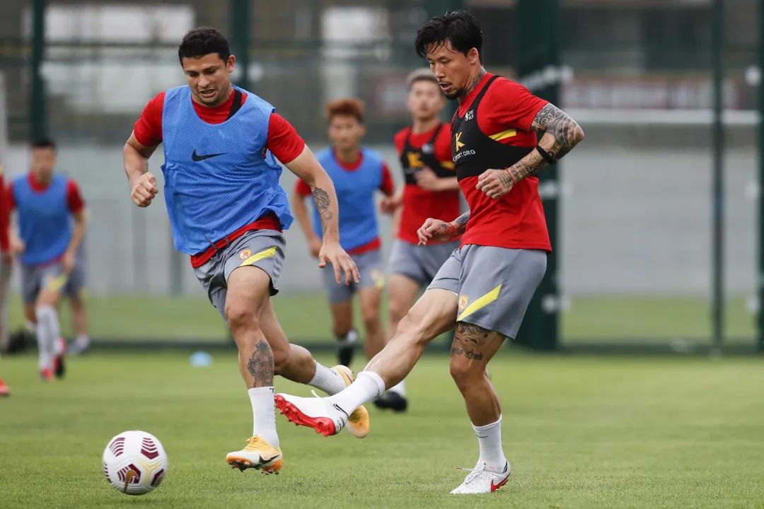 九游体育-广州队训练开放日,今晨造点机会引欢呼,意甲在即,身体对抗强度拉满的简单介绍